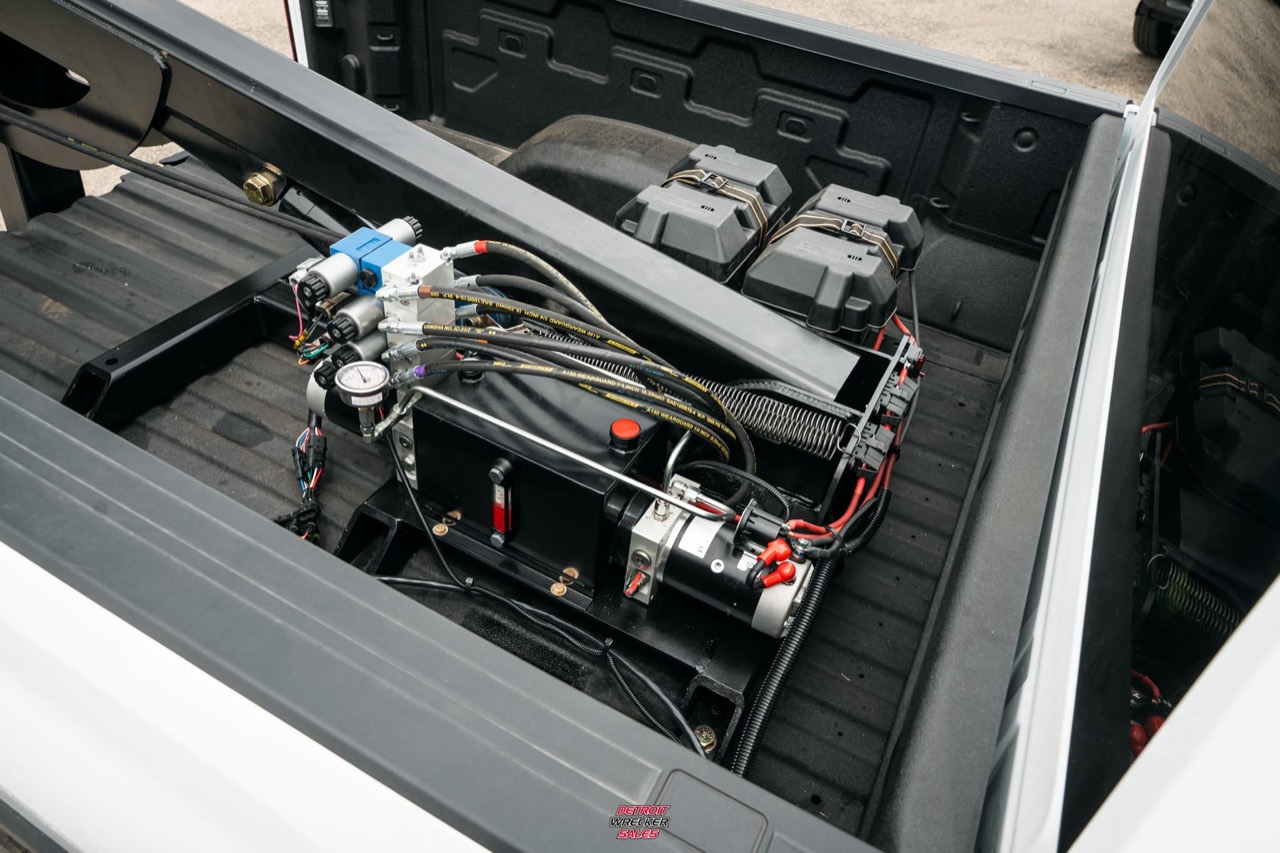 Baby Gladiator pump, hydraulic reservoir and American-made hoses in the truck bed.